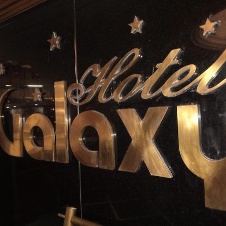 Hotel Galaxy Surat Exterior foto