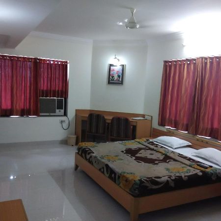 Hotel Galaxy Surat Exterior foto
