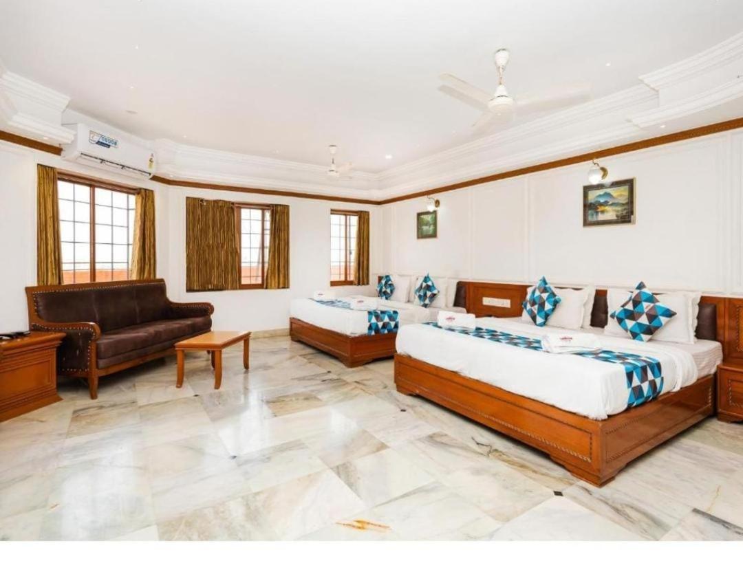 Hotel Galaxy Surat Exterior foto
