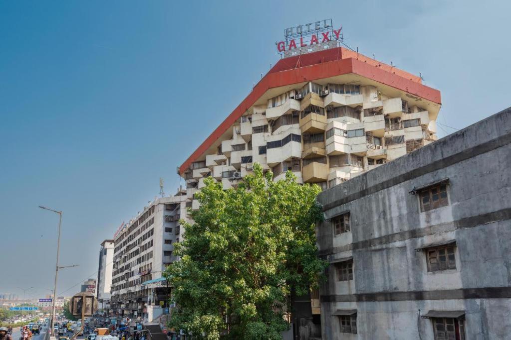 Hotel Galaxy Surat Exterior foto
