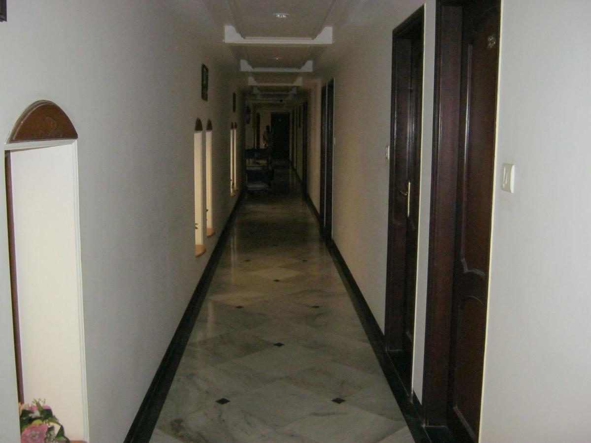 Hotel Galaxy Surat Exterior foto