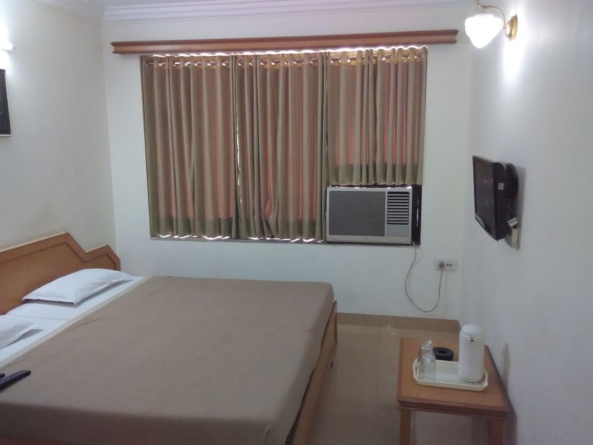 Hotel Galaxy Surat Exterior foto