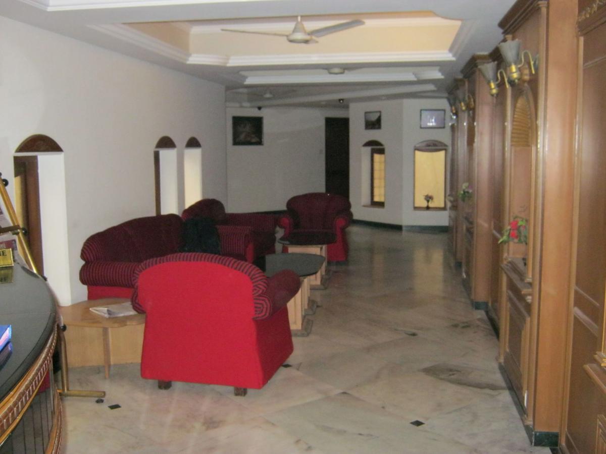 Hotel Galaxy Surat Exterior foto