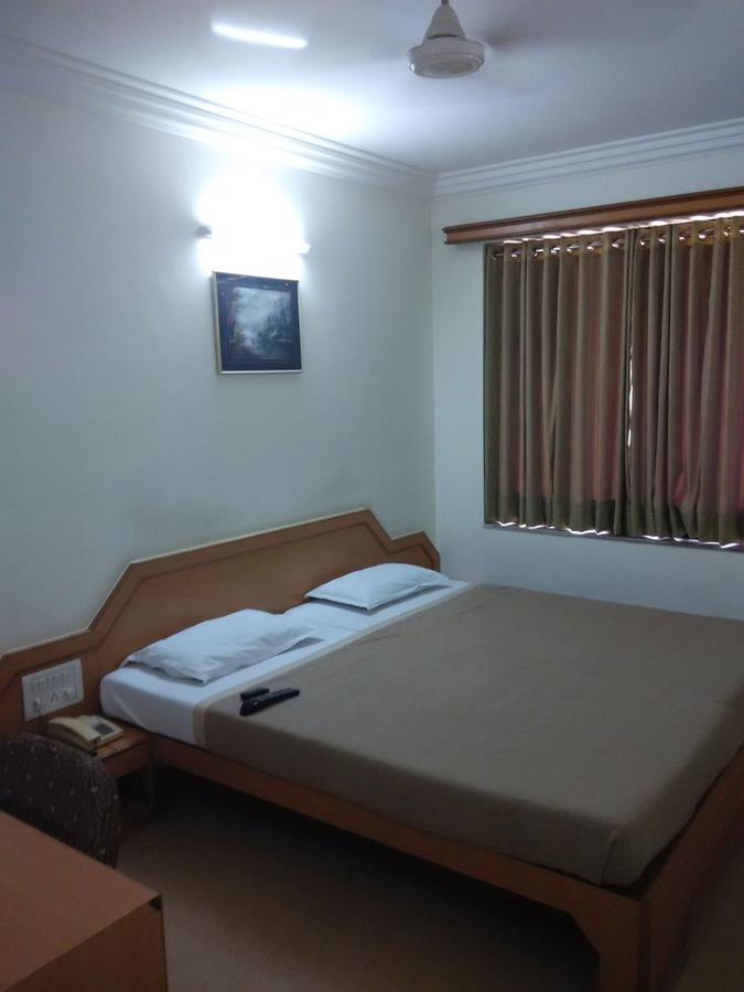 Hotel Galaxy Surat Exterior foto