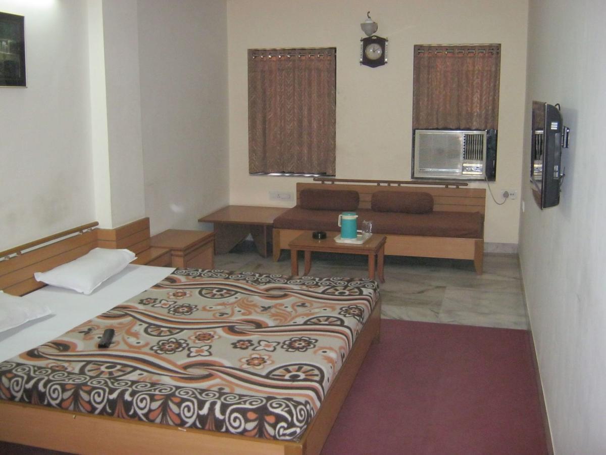 Hotel Galaxy Surat Exterior foto