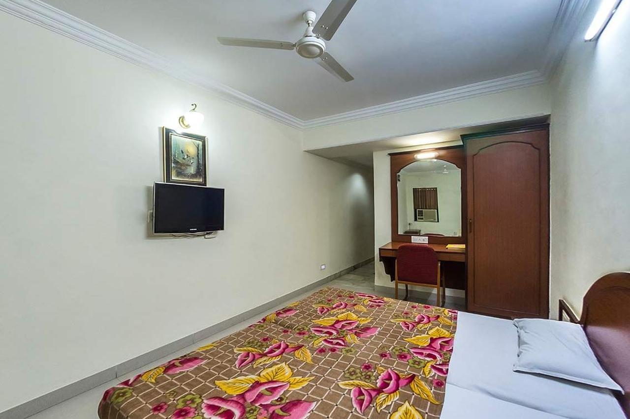Hotel Galaxy Surat Exterior foto
